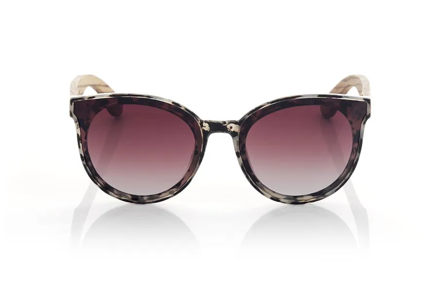 Wood eyewear of Walnut INTHIRA. INTHIRA sunglasses are the perfect complement to any feminine look. Her frontal frame in tortoiseshell shades of black, gray and cream and her rounded shape make her stand out. The lenses are mounted overexposed in the frame, giving it a very modern and attractive look. The wide temples are in grained walnut contrasting with the frame. This model is available in several lens colors, so you can choose the one that best suits your tastes and needs. With INTHIRA sunglasses, you will not go unnoticed. Front measurement approx: 142x55mmApprox front measurement: 142x55mm for Wholesale & Retail | Root Sunglasses® 